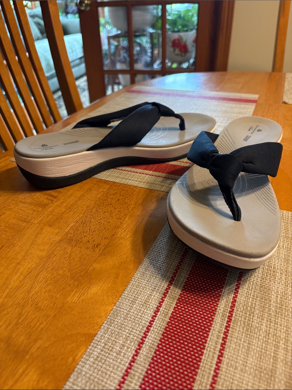 Clarks Black Bow Thong Sandals with Light Gray Footbed size 11 NWOT.
